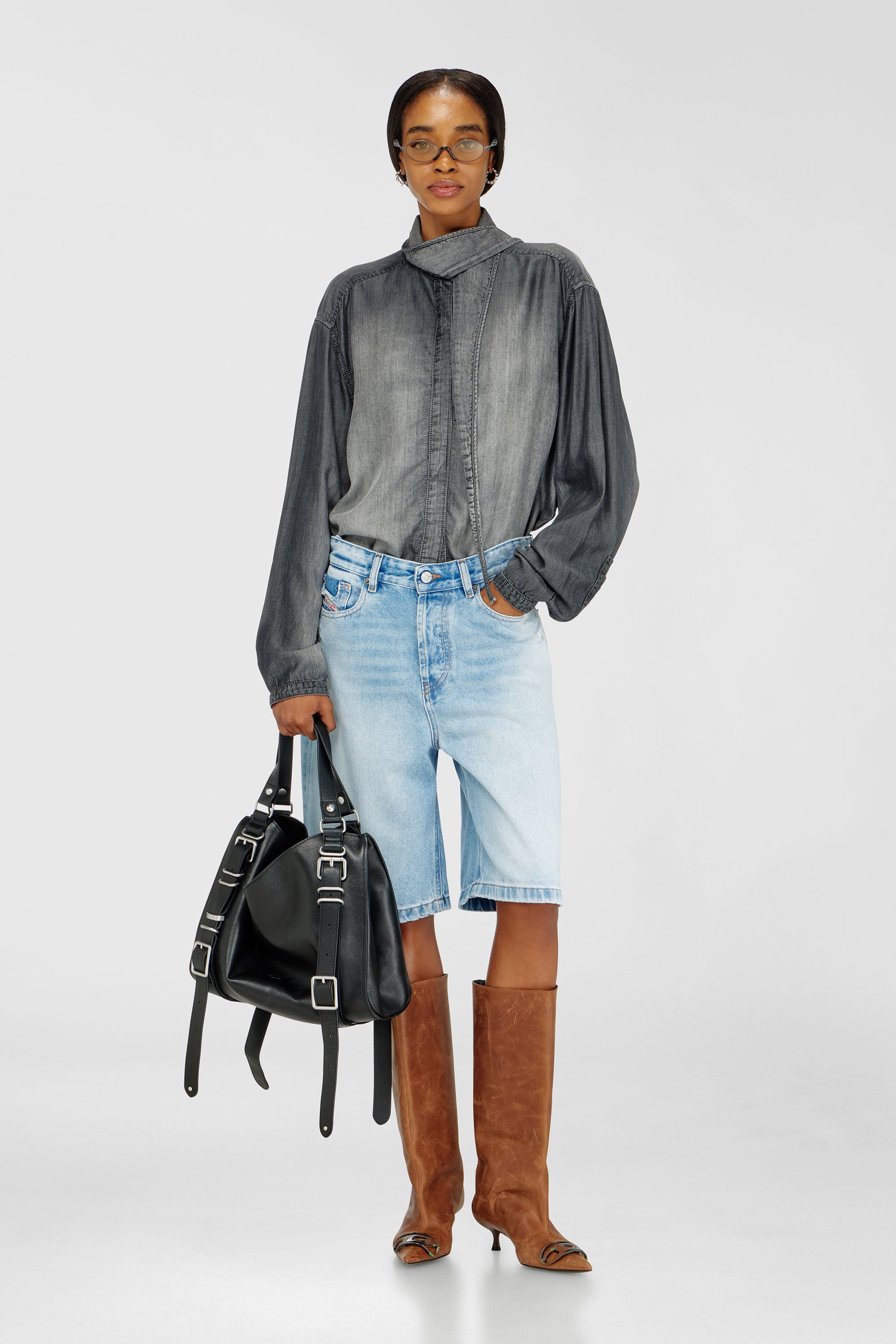 Shorts in destroyed denim